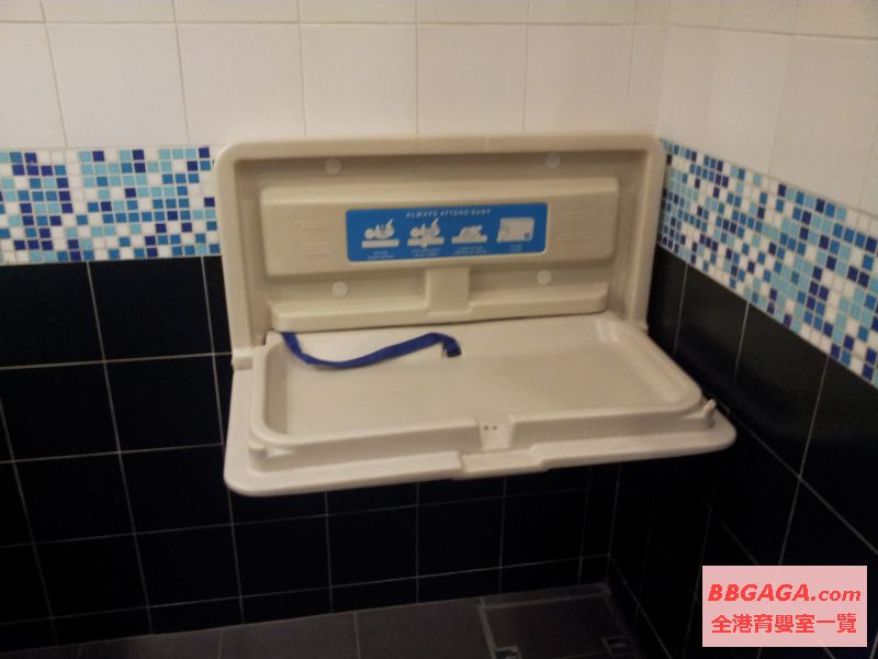 男廁換片枱