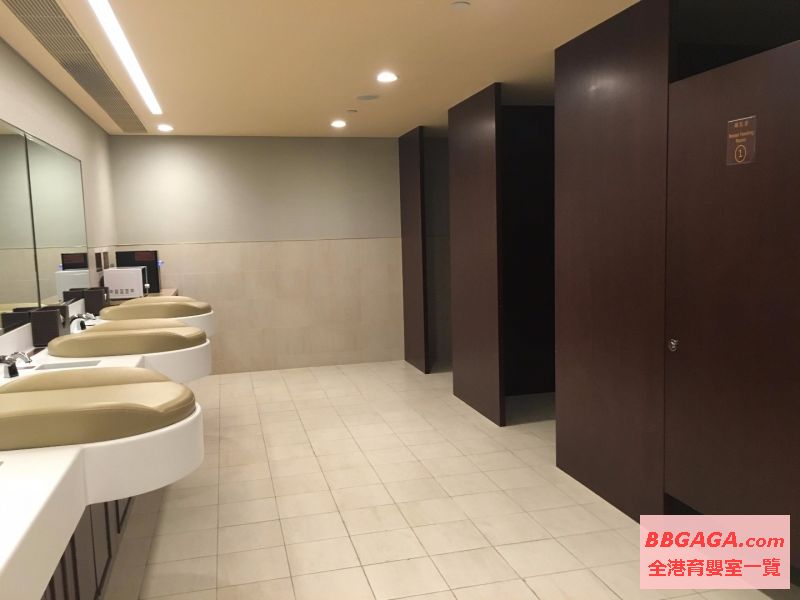 三個換片枱，三個獨立餵哺室