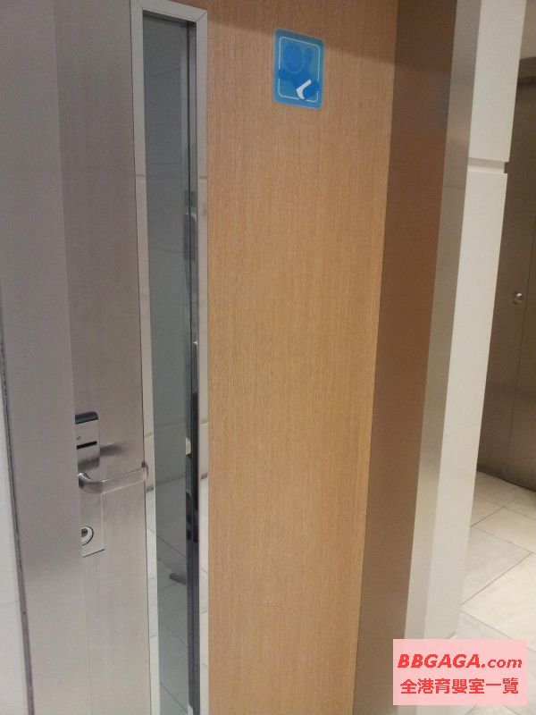 門口有玻璃可透視室內情況